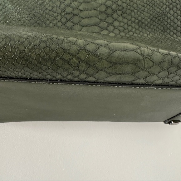 Simply Noelle Green Snakeskin Suede Purse NWOT Convertible Crossbody Strap - Picture 7 of 13